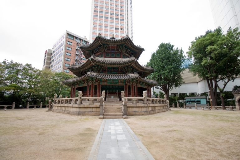 Hwanggungu is quite possibly a more symbolic site than Deoksugung.